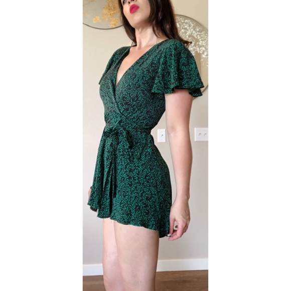 DVF Vintage Green Flutter Sleeve Wrap Dress SZ 2 - Picture 2 of 8